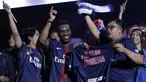 Legenda PSG, Jay-Jay Okocha, bernyanyi bersama suporter saat acara nonton bareng di Lippo Mall Kemang, Jakarta, Sabtu (9/2). Pada nobar itu PSG menang 1-0 atas Bordeaux. (Bola.com/Yoppy Renato)