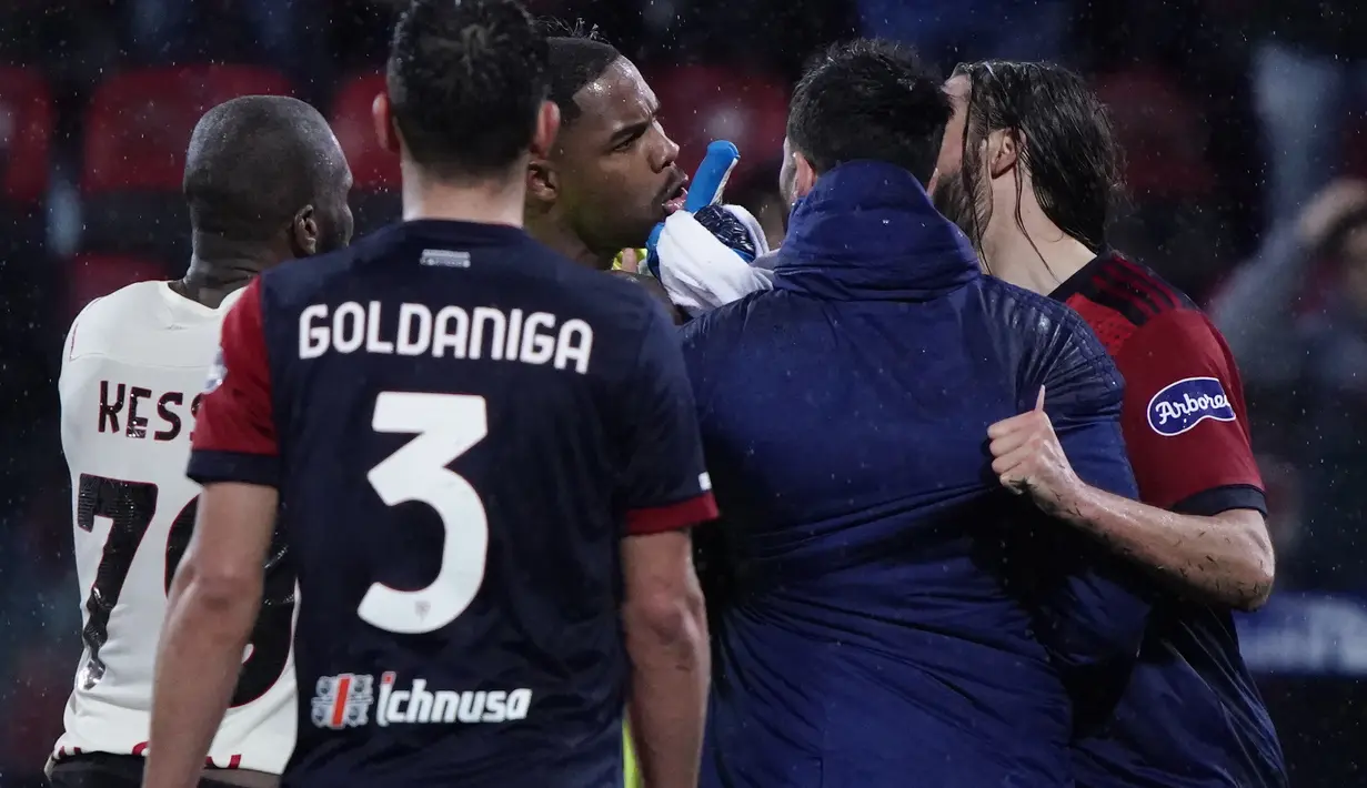Usai laga Liga Italia yang dimenangkan AC Milan 1-0 atas tuan rumah Cagliari (20/3/2022), Kiper AC Milan, Mike Maignan mendapat perlakuan rasisme dari suporter garis keras Cagliari yang meneriaki dan melempar botol ke arahnya. (La Presse via AP/Alessandro Tocco)