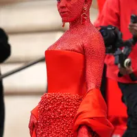 Penampilan meriah Doja Cat di Show Schiaparelli SS23 sukses jadi atensi. Twitter/@TheKittensRoom.