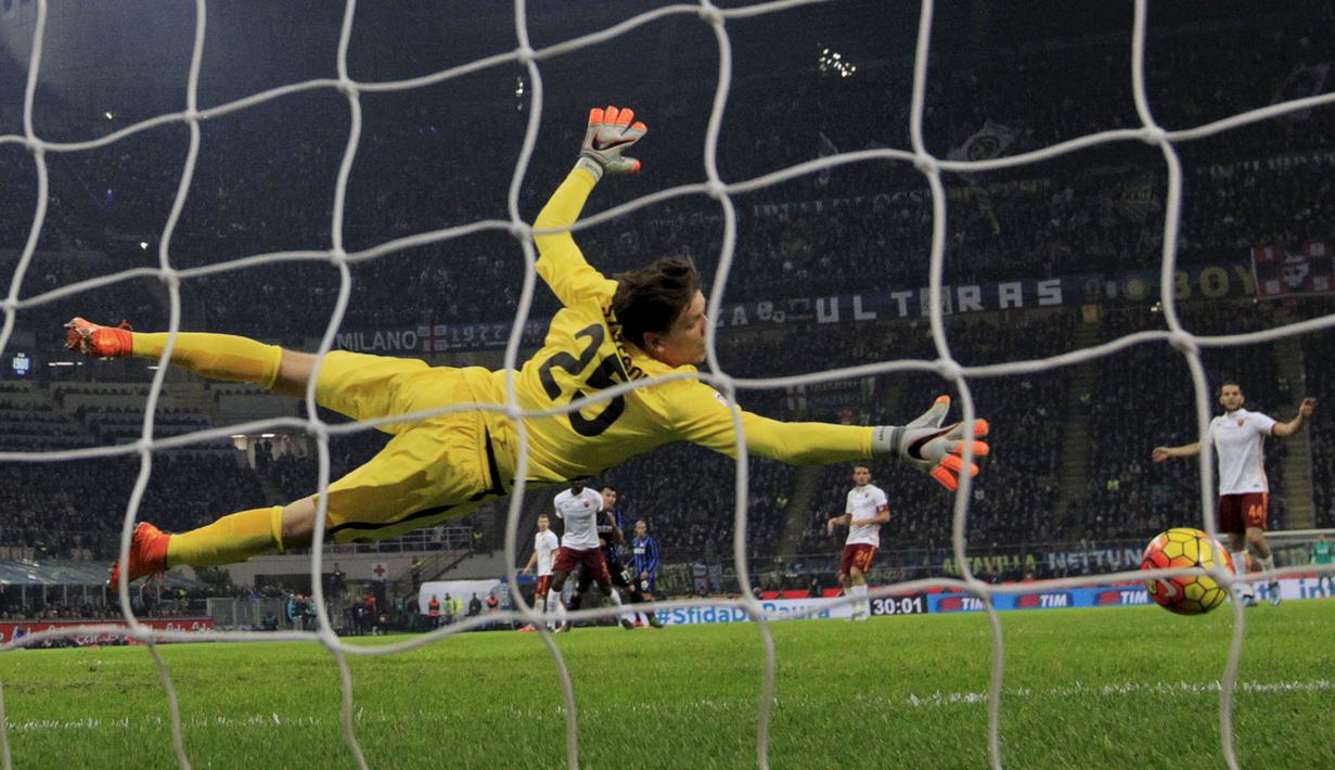 Kiper AS Roma, Wojciech Szczesny berusaha mengamankan gawangnya dari tendangan pemain Internazionale pada laga Serie A di Stadion San Siro, Itali, Sabtu (31/10/2015). (Reuters/Stefano Rellandini)