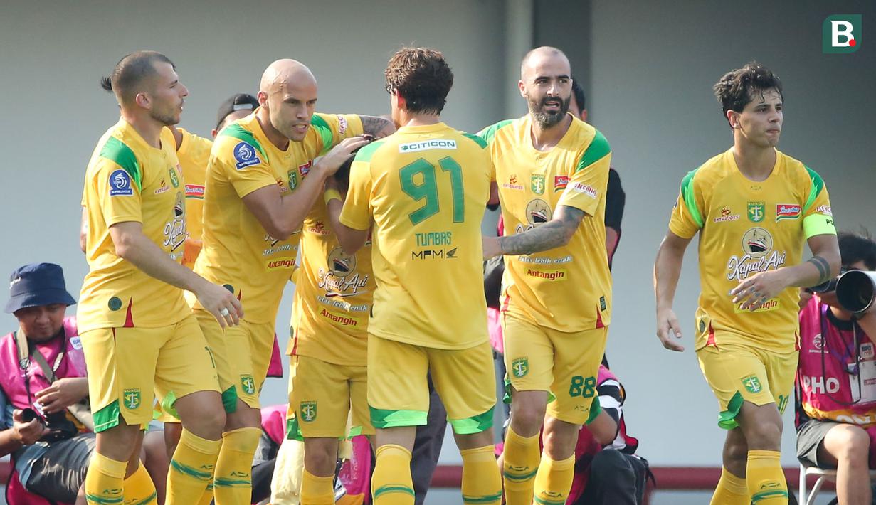 Pemain Persebaya Surabaya merayakan gol yag dicetak oleh Francisco Rivera ke gawang Persita Tangerang dalam laga pekan kedua BRI Super League 2025/2026 di Indomilk Arena, Tangerang, Sabtu (16/8/2025) sore WIB. (Bola.com/Abdul Aziz)