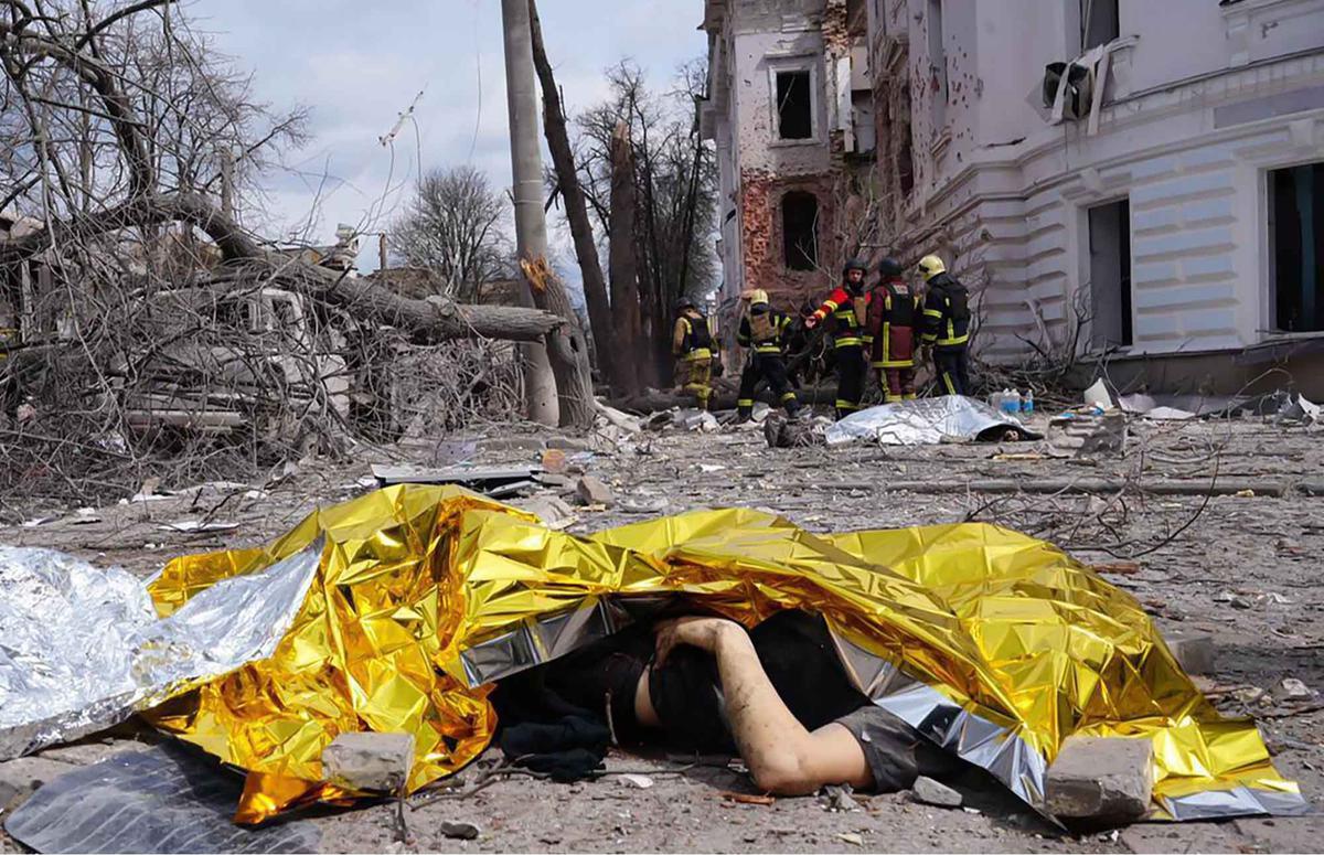 FOTO: Lebih dari 30 Orang Tewas Akibat Serangan Rudal Rusia di Kota Sumy, Ukraina