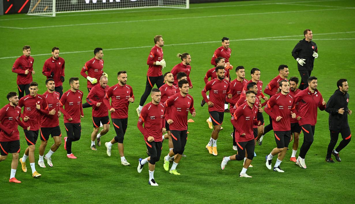 Pemain Turki saat mengikuti latihan jelang melawan Jerman pada laga persahabatan di Rheinenergie stadium, Jerman, Rabu (7/10/2020). Tukri akan menghadapi Jerman untuk memperbaiki kualitas permainan mereka yang kalah dua kali di UEFA Nations League. (AFP/Ina Fassbender)