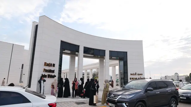 Suasana halal bihalal dalam rangka perayaan Idul Fitri 2024 di KBRI Abu Dhabi, UEA yang pertama kali digelar di Masjid Presiden Joko Widodo. (Dok. KBRI Abu Dhabi)