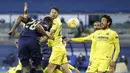 Bek Dinamo Zagreb, Kevin Theophile-Catherine melepaskan sundulan ke gawang Villarreal dalam laga leg pertama perempatfinal Liga Europa 2020/2021 di Maksimir Stadium, Zagreb, Kamis (8/4/2021). Dinamo Zagreb kalah 0-1 dari Villarreal. (AP/Darko Bandic)