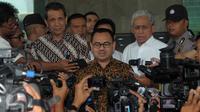Menteri ESDM Sudirman Said memberikan keterangan usai memenuhi undangan di KPK, Jakarta, Selasa (24/5). Sudirman mengatakan undangan itu terkait dengan kerja sama di bidang pencegahan korupsi antara KPK dan Kementerian ESDM. (Liputan6.com/Helmi Afandi)