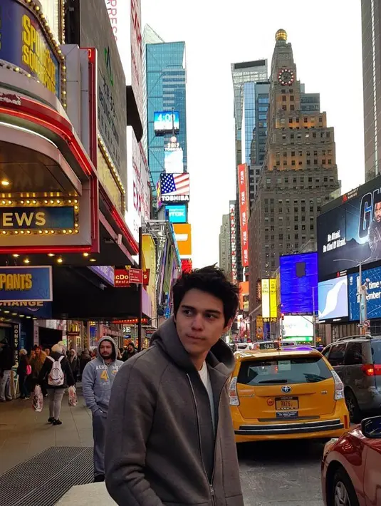 Maxime tampil kasual dengan mengenakan jaket hoodie berwarna abu-abu, dengan kaus putih polos sebagai innerwearnya. Foto: Instagram.