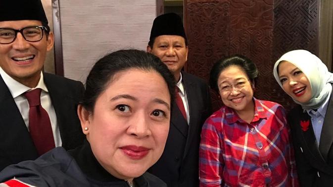 Ketua nonaktif DPP PDIP Puan Maharani mengajak Megawati dan Prabowo-Sandiaga melakukan wefie atau foto bersama. (Istimewa)