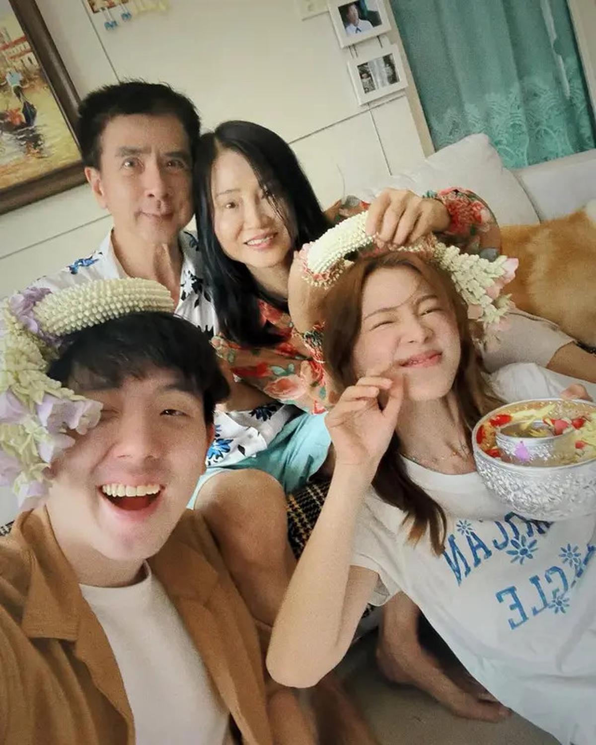 7 Potret Sederhana Baifern Pimchanok Rayakan Songkran di Rumah, Bisa Kupas Nangka