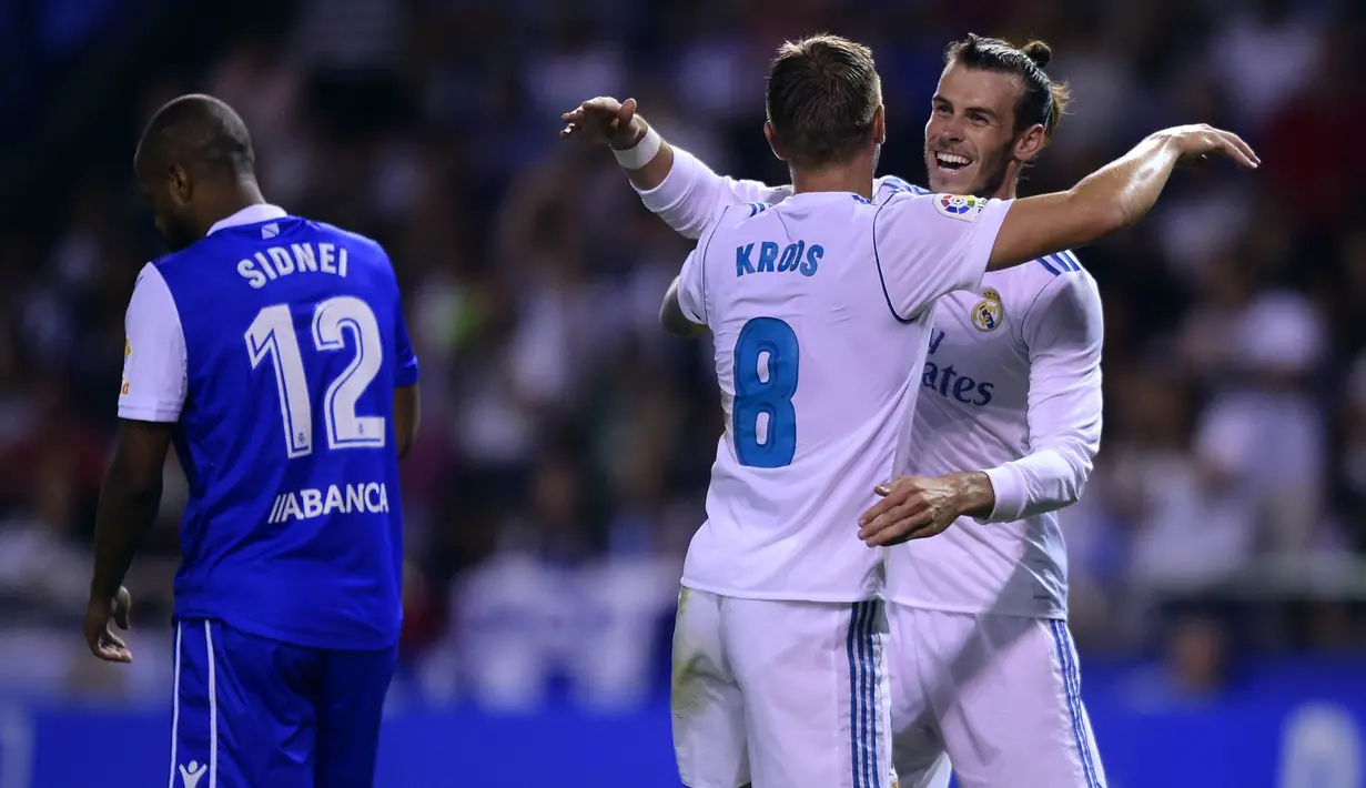 Pemain Real Madrid, Gareth Bale dan Toni Kroos merayakan kemenangan atas Deportivo La Coruna pada laga La Liga di Stadion Riazor, Senin (21/8/2017). Real Madrid menang 3-0 atas Deportivo La Coruna. (AFP/Miguel Riopa)