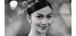 Ariel Tatum menghadiri resepsi di Pura Mangkunegaran memakai kebaya 'Rangkai Mawar' rancangan Didiet Maulana, dipadu kain sogan (@arieltatum)