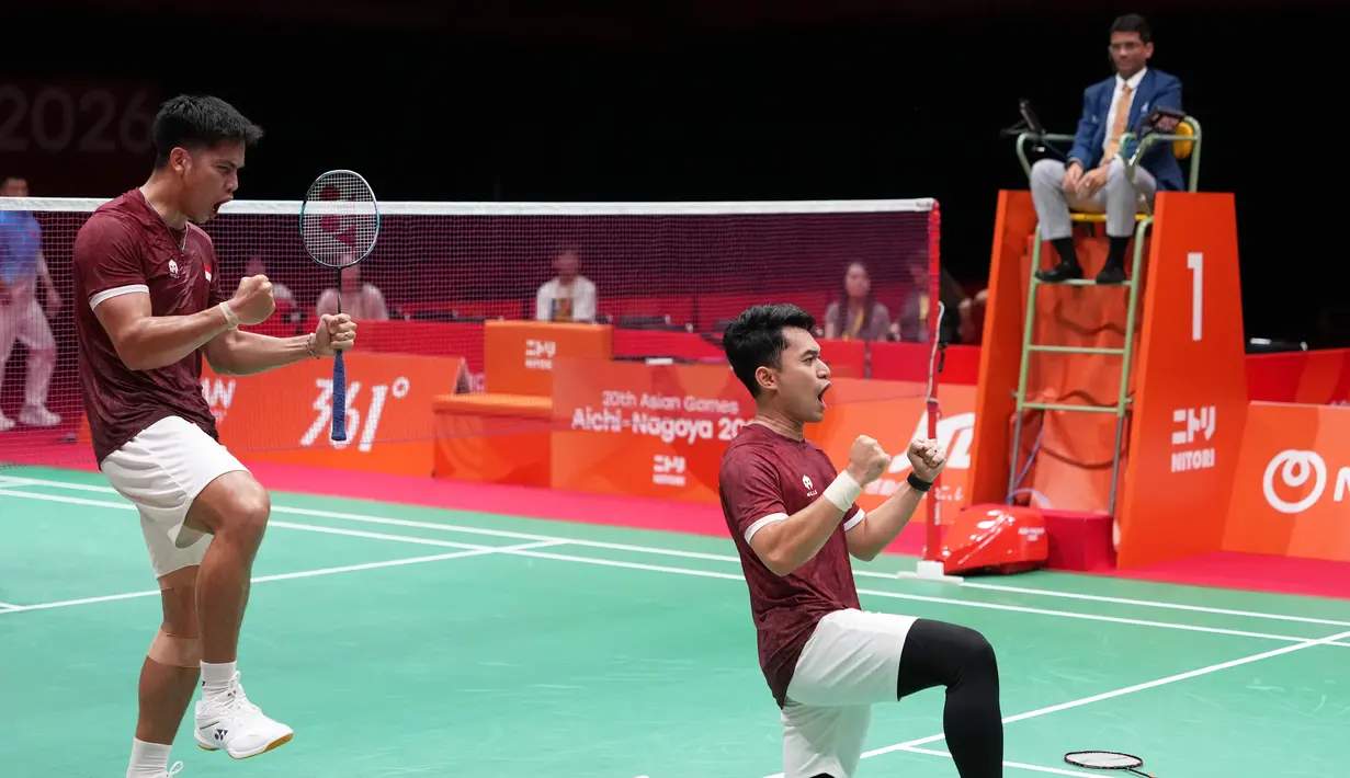 Ganda putra Indonesia Leo R. Carnando (kanan) dan Daniel Marthin merayakan kemenangan setelah mengalahkan ganda China Liu Yi dan He Ji Ting dalam final bulu tangkis beregu putra pada Asian Games di Ichinomiya City, Jepang, Kamis (24/9/2026). (AP Photo/Aaron Favila)