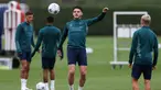 Gelandang Arsenal #41 Declan Rice menghadiri sesi latihan tim menjelang matchday 1 Grup B Liga Champions 2023/2024 di tempat latihan Arsenal di London utara, Selasa (19/9/2023). (Adrian DENNIS / AFP)