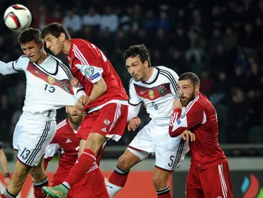 Duel panas terjadi di laga kualifikasi Piala Eropa 2016 antara Georgia dengan Jerman di Locomotiv Stadium, Minggu (29/3/2015). Jerman menang 2-0 atas Georgia. (AFP PHOTO/Vano Shlamov)