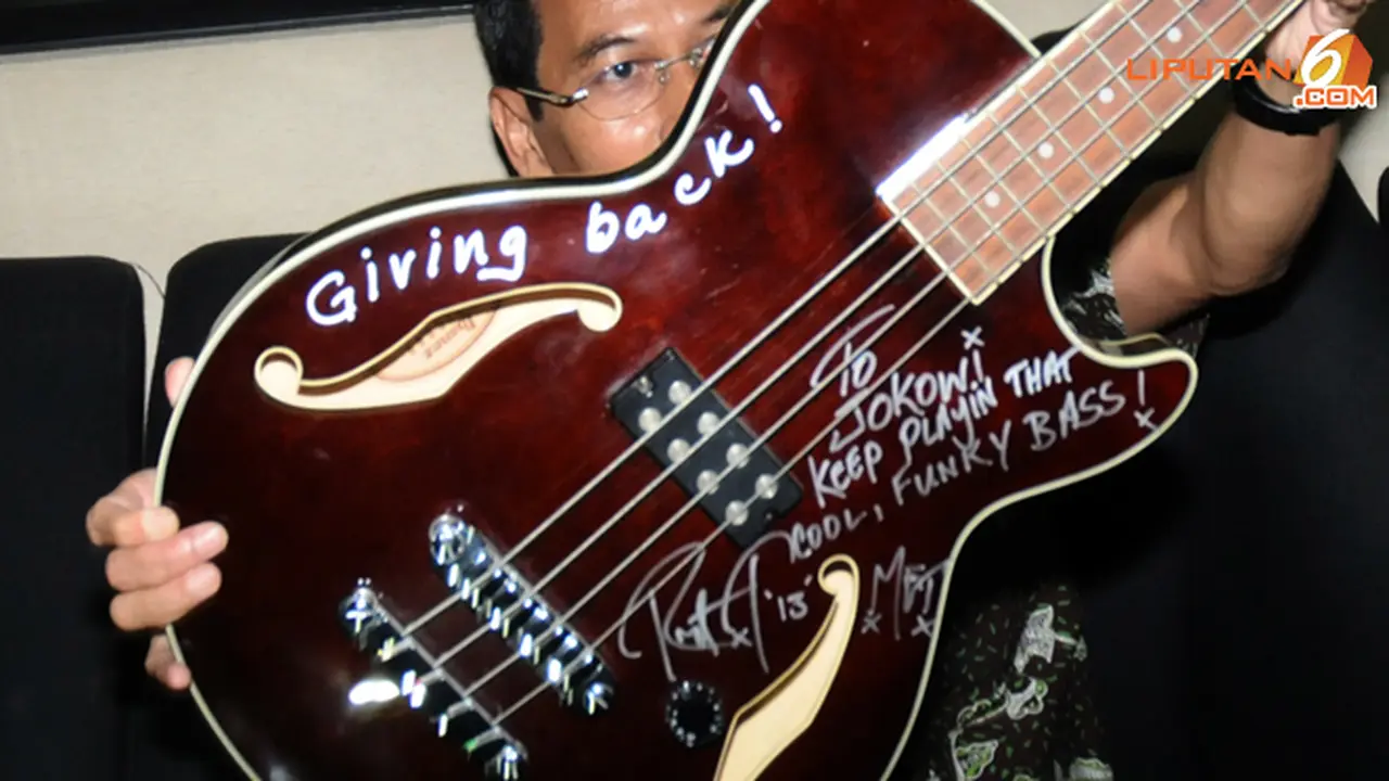 gitar-jokowi-130531c.jpg