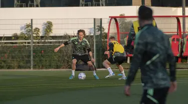 Gelandang Real Madrid Luka Modric mengambil bagian dalam sesi latihan di Rabat, Maroko, Selasa (7/2/2023). Real Madrid akan menghadapi Al-Ahly di Prince Moulay Abdellah Stadium pada babak semifinal Piala Dunia Antarklub pada Kamis, 9 Februari 2023, jam 02:00 WIB. (AP Photo)