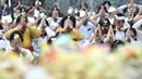 Umat Hindu berdoa bersama pada upacara Melasti jelang Hari Raya Nyepi Tahun Baru Saka 1941 di Pura Segara, Cilincing, Jakarta, Minggu (3/3). Melasti merupakan upacara penyucian diri. (merdeka.com/Iqbal S Nugroho)