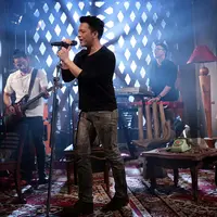 Proses syuting video klip Noah di kawasan Leuwinanggung, Depok, Jawa Barat, Minggu (30/7). Proses syuting untuk single keempat Biar Ku Sendiri dibuat untuk album Sings Legends. (Deki Prayoga/Bintang.com)