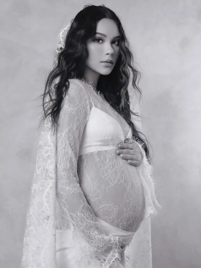 Sebentar Lagi Jadi Ibu,Tampilan Ethereal Alyssa Daguise Dibalut Busana Serba Lace Saat Lakoni Maternity Shoot