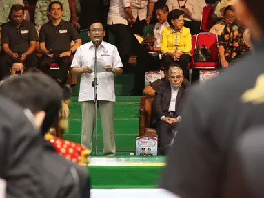 Ketua PBVSI, Imam Sudjarwo memberi pidato pembukaan Kejuaraan Voli Putra Asia 2017 ke-16 di GOR Tri Dharma, Gresik, Senin (24/7). Ajang ini diikuti 16 negara dan terbagi dalam empat grup. (Liputan6.com/Helmi Fithriansyah)