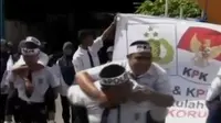 Prihatin Konflik KPK-Polri, Pelajar SMP Gelar Aksi Gendong