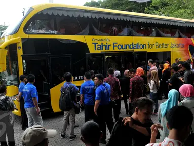 Sejumlah pengunjung dan wartawan saat mencoba bus tingkat dari Tahir Foundation, Jumat (17/6). Pemerintah Provinsi DKI Jakarta mendapatkan sumbangan 5 unit bus tingkat dari Tahir Foundation.(Liputan6.com/Gempu M Surya)