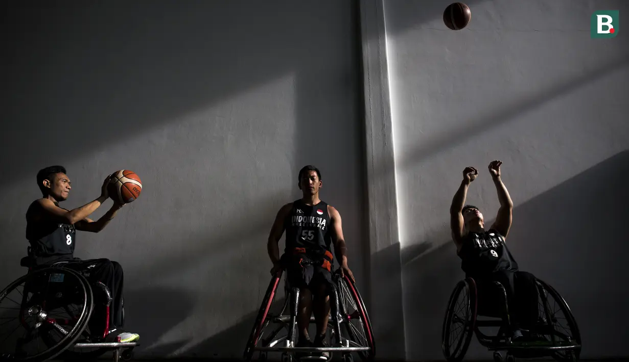 Pebasket kursi roda Indonesia, Donald Santoso, bersama rekan-rekannya saat latihan di Lapangan basket Istana Kana, Jakarta Pusat, Senin (17/9/2018). Tim basket kursi roda Indonesia bersiap hadapi Asian Para Games. (Bola.com/Vitalis Yogi Trisna)