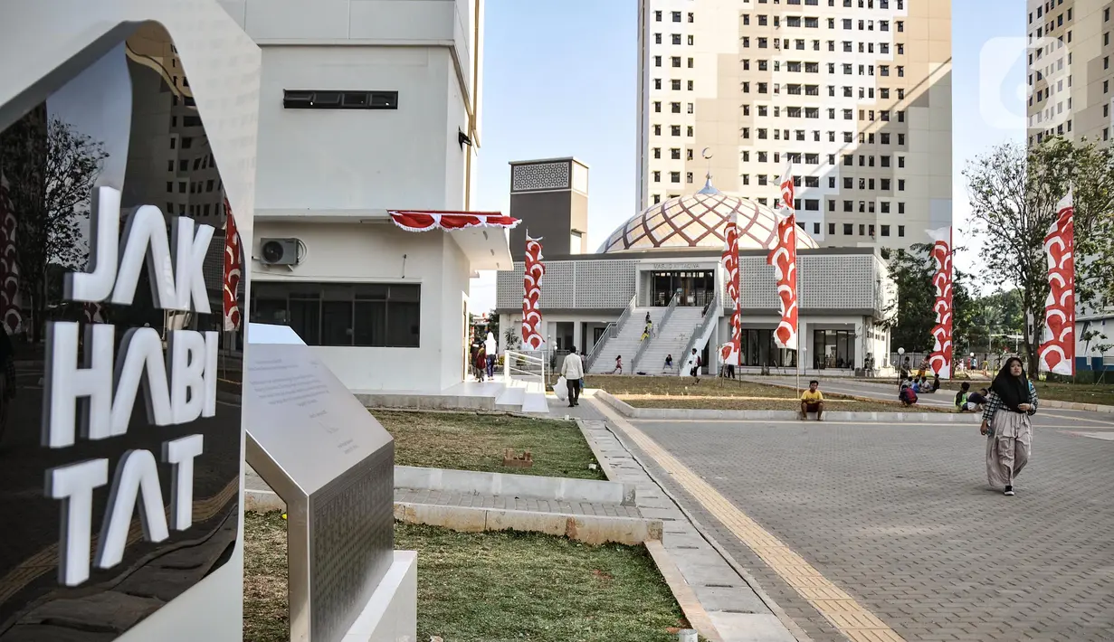 Aktivitas warga di halaman Rusunawa Penjaringan, Jakarta Utara Kamis (18/8/2022). Pemprov DKI Jakarta meresmikan 12 Rusunawa Baru yang tersebar di empat wilayah yang terdiri dari 33 tower dan 7.421 unit sebagai bentuk menjamin kesempatan bagi setiap warga untuk bisa mendapatkan kesejahteraan dan kebahagiaan di perkotaan lewat hunian. (merdeka.com/Iqbal S Nugroho)