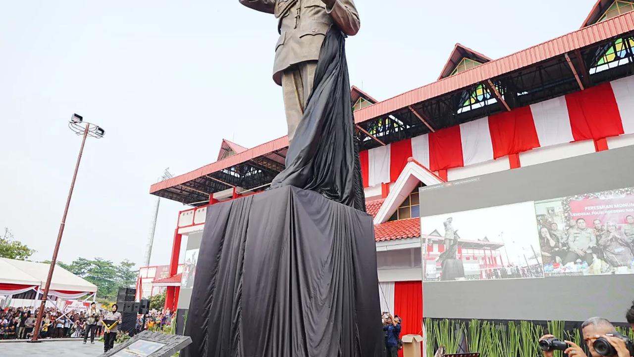 Menanggapi hal itu, Listyo menegaskan, akan berusaha semaksimal mungkin untuk terus meneladani sosok panutan Jenderal Hoegeng.
