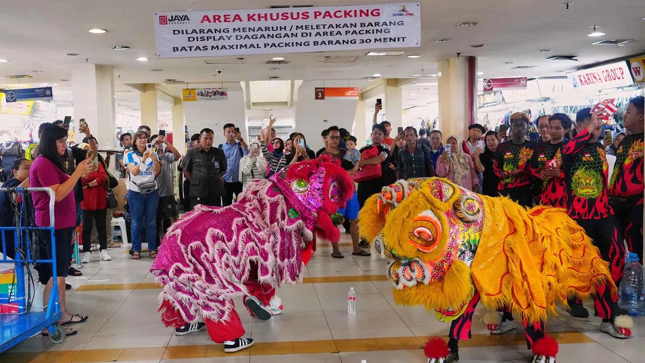 FOTO: Semarak Barongsai Jelang  Perayaan Imlek di Pusat Perbelanjaan Senen