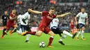 Gelandang Liverpool, James Milner berebut bola dengan bek Tottenham Hotspur, Davinson Sanchez pada pekan kesembilan Liga Premier Inggris di Wembley, Minggu (22/10). Liverpool menelan pil pahit dipermalukan Tottenham Hotspur 1-4. (Glyn KIRK / AFP)