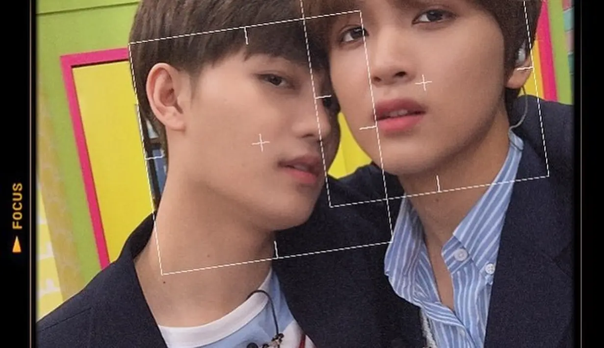 Taeil juga mengunggah kedekatannya dengan Haechan, dengan beberapa pose imut seperti ini. Meski beda usia 6 tahun, mereka tampak seperti seumuran. (Instagram @mo.on_air)