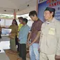 Bupati Banjarnegara, Budhi Sarwono menyerahkan bantuan saluran listrik gratis, program listrik murah bersubsidi. (Foto: Liputan6.com/Kominfo BNA/Muhamad Ridlo)