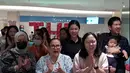 Mpok Atiek sekarang terlihat lebih energik dan sehat. Melalui media sosialnya, ia membagikan tips sederhana seperti makan makanan bergizi, menjaga kadar gula darah dengan konsumsi makanan alami, serta rutin olahraga jalan pagi. Ia percaya bahwa kebiasaan kecil ini dapat memberikan dampak besar bagi kesehatan. (Liputan6.com/IG/@mpok.atiek)
