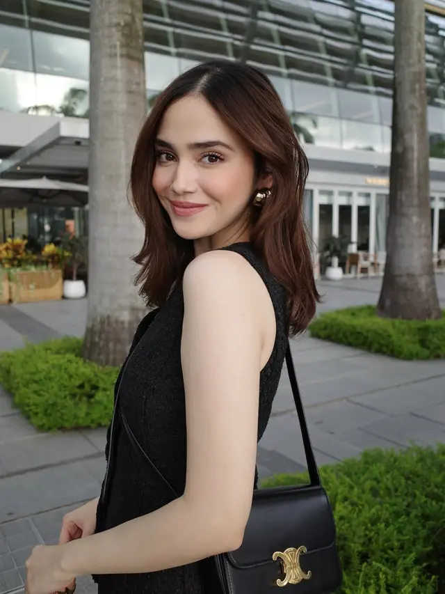 Gaya Minimalis Elegan Syifa Hadju Liburan di Singapura Serba Hitam, Jinjing Tas Rp71 Juta-an