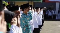 Ratusan santri perwakilan pesantren di Garut, Jawa Barat dalam puncak acara Hari Amal Bakti ke-76 Kemenag. (Liputan6.com/Jayadi Supriadin)