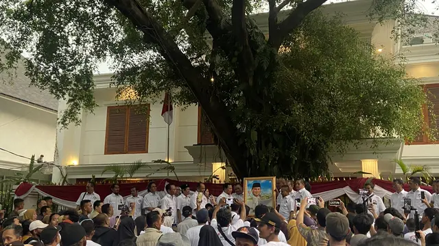 Bakal Calon Presiden Prabowo Subianto menerima kunjungan kelompok Relawan Persaudaraan 98 di kediamannya di Jalan Kertanegara 4 Jakarta Selatan, Rabu (11/10/2023).