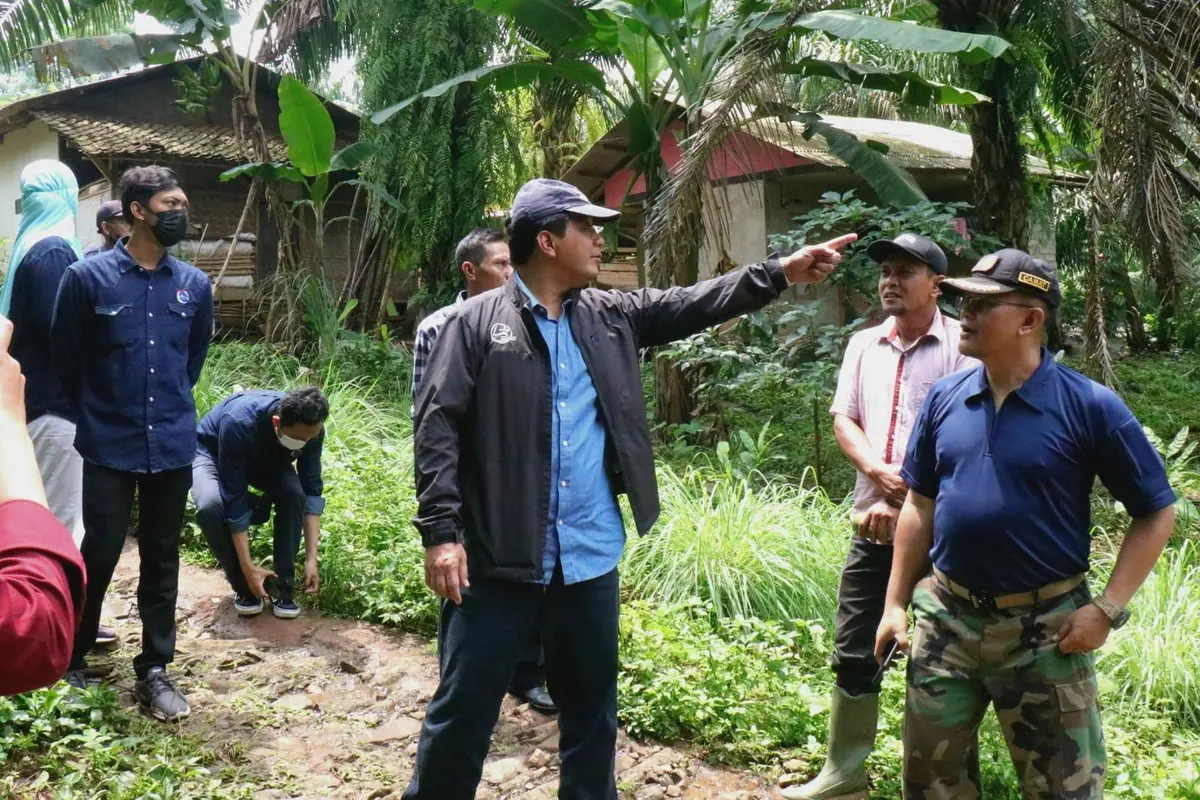 Asisten Deputi (Asdep) Infrastruktur Pengembangan Wilayah, Deputi Bidang Koordinasi Infrastruktur dan Transportasi Kemenko Marves, Djoko Hartoyo meninjau Desa Talagasari, kecamatan Serangpanjang. (Dok Kemenko Marves)