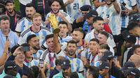 Begitu spesialnya Sergio Aguero, striker Argentina yang telah pensiun bersama Barcelona pada tengah musim 2021/2022 akibat mengidap masalah pada jantungnya ini juga diperkenankan mengangkat trofi Piala Dunia meski satusnya dalam skuad Argentina hanya sebagai pemandu sorak Lionel Messi dkk. (AP Photo/Hassan Ammar)