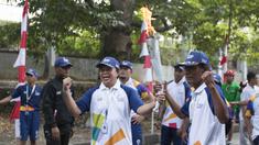 Legenda olahraga Indonesia, Ellyas Pical dan Sutiyono, saat pawai obor Asian Games 2018 di Bogor, Jawa Barat, Selasa (14/8/2018). Api obor yang datang dari Cianjur itu langsung diarak mengelilingi jalanan protokol Kota Bogor. (Bola.com/Reza Bachtiar)