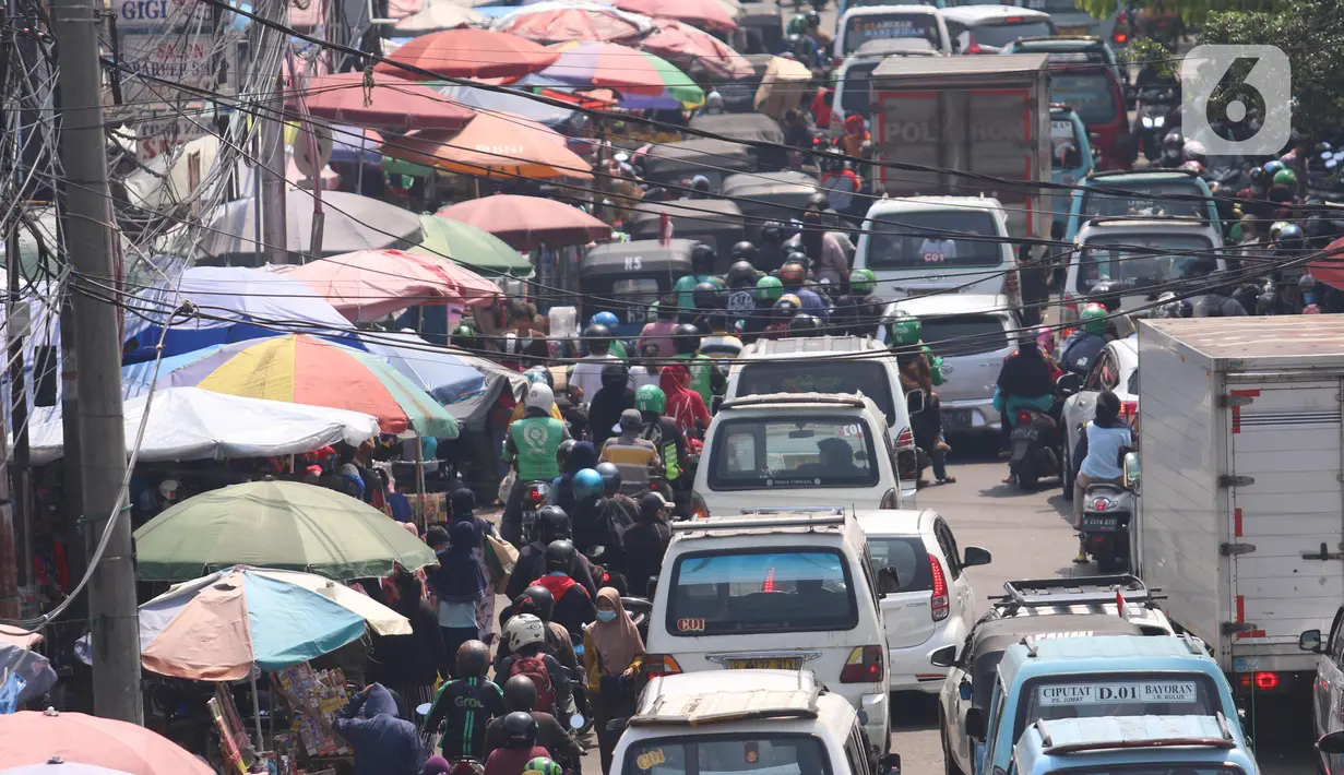 Sejumlah kendaraan terjebak macet di kawasan Pasar Kebayoran Lama, Jakarta, Selasa (11/5/2021). Sudah menjadi tradisi menjelang Idul Fitri 1442 H, warga belanja sembako dan daging untuk keperluan lebaran hingga membuat kawasan tersebut macet. (Liputan6.com/Angga Yuniar)