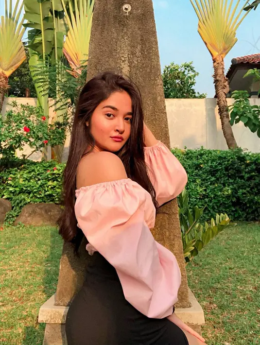Kerap tampil ikonik dengan rambut panjangnya, sosoknya yang memiliki keturunan India ini selalu terlihat menawan. Beberapa kali ia pun menjalani berbagai pemotretan dan ada pula yang menganakan busana bergaya India.  (Liputan6.com/IG/@jasmineelfirabs)