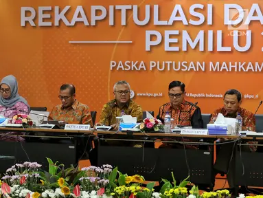 Ketua KPU Arief Budiman bersama Komisoner KPU saat mengadakan Rapat Pleno di Gedung, KPU, Jakarta, Senin (8/4). Rapat pleno tersebut membahas Rekapitulasi Daftar Pemilih Pemilu 2019 pasca-putusan Mahkamah Konstitusi (MK). (Liputan6.com/Johan Tallo)