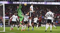 Kiper Liverpool, Alisson Becker, tampil gemilang dan ikut membantu timnya meraih kemenangan 2-0 atas Bournemouth pada laga pekan ke-24 Premier League di&nbsp;Vitality Stadium, Sabtu (02/02/2025) malam WIB. (AP Photo/Alastair Grant)