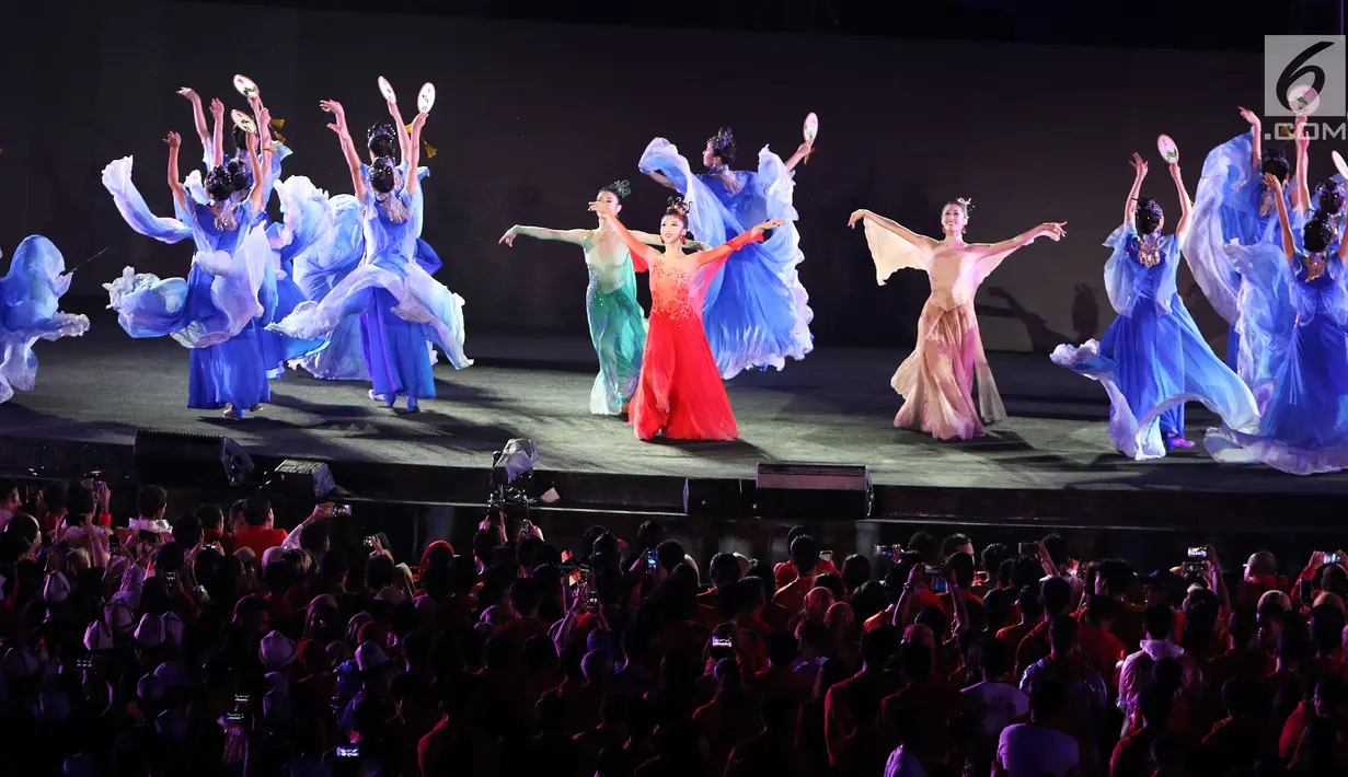 Sejumlah penari China menyemarakkan Upacara Penutupan Asian Games 2018 di Stadion Utama GBK, Jakarta, Minggu (2/9). Tarian terlihat seperti refleksi keindahan alam Kota Hangzhou sebagai tuan rumah Asian Games 2022 (Liputan6.com/Helmi Fithriansyah)