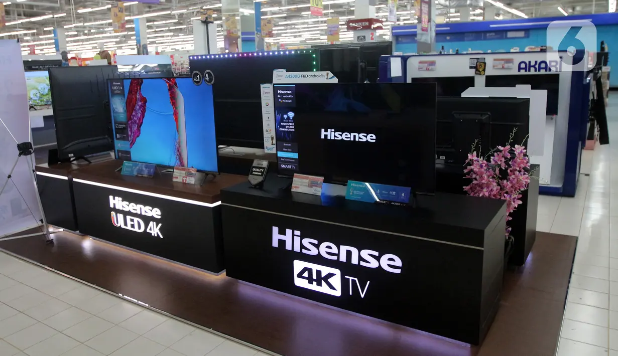 Sejumlah TV Digital yang dipajang di salah satu mall Kawasan Lebak Bulus, Jakarta, Selasa, (8/11/2022). Total penjualan TV Digital naik lebih dari 30 persen; yang terdiri dari kenaikan diatas 20% untuk TV Digital Smart TV dan kenaikan 60% untuk TV Digital non Smart TV. (Liputan6.com/Johan Tallo)
