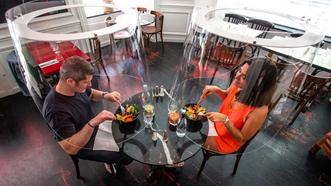 Perisai Pelindung dari COVID-19: Sejumlah orang berpose di bawah purwarupa gelembung plexiglass Plex'Eat di restoran H.A.N.D di Paris, Prancis, 27 Mei 2020. Pelindung plexiglass Plex'Eat untuk menyelubungi pengunjung sehingga melindungi mereka dari virus corona Covid-19. (Xinhua/Aurelien Morissard)
