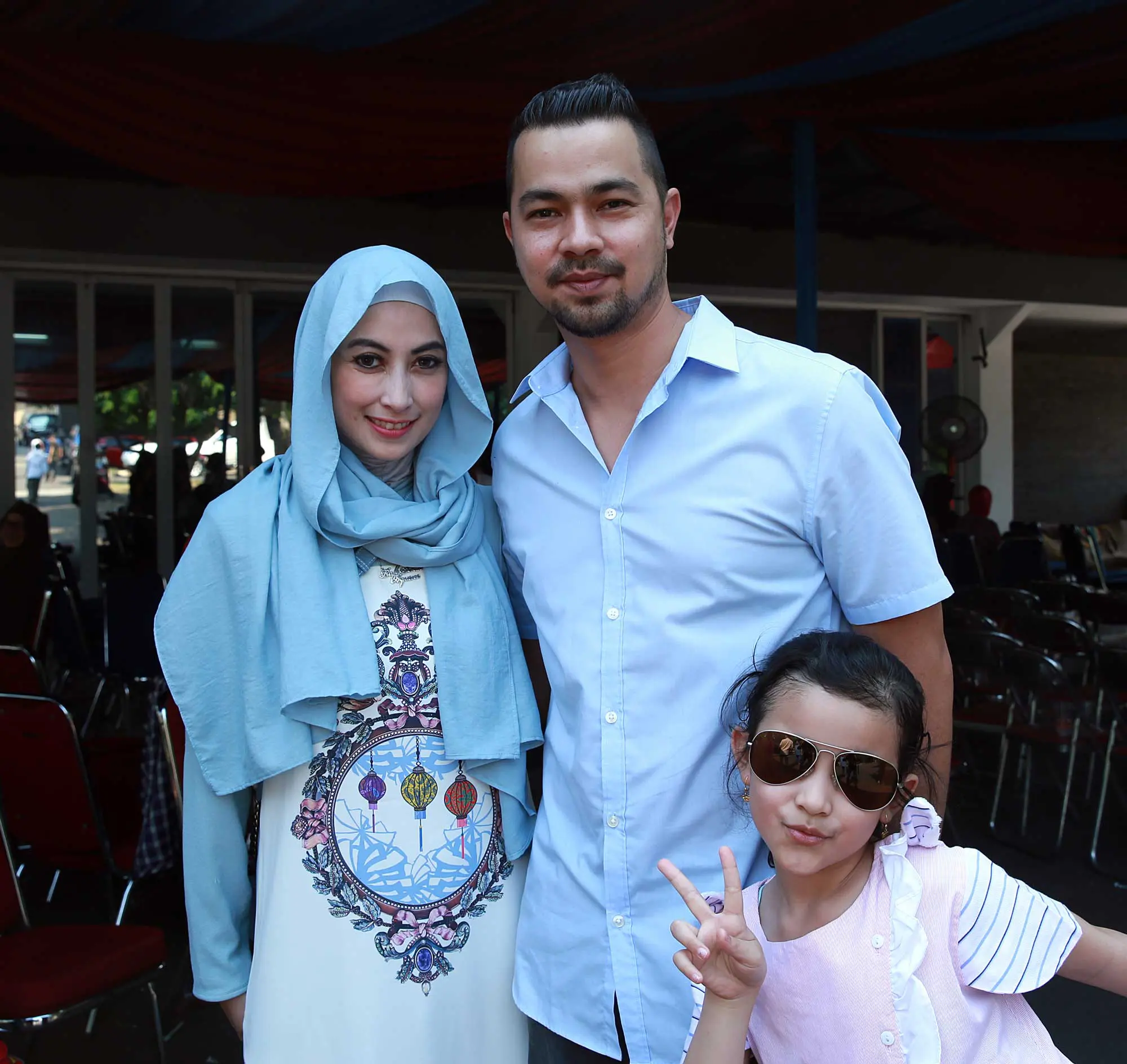Sultan Djorghi dan keluarga dalam acara halal bihalal 'Tukang Bubur Naik Haji'. Kekeluargaan menjadi satu hal yang begitu terjalin antara pemain dan semua yang terlibat dalam proses produksi. (Deki Prayoga/Bintang.com)