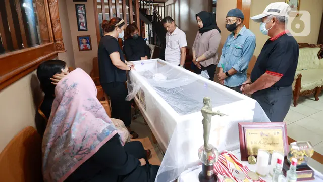 Suasana rumah duka Benny Dollo