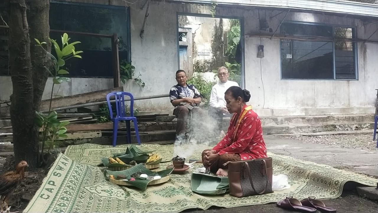 Ambruk 7 Tahun Lalu, Tembok Ndalem Prabuwinatan Keraton Surakarta Mulai Diperbaiki